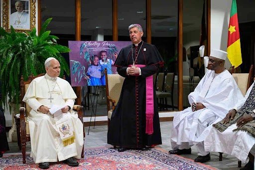 Le Pape Léon XIV échange avec le Dr Moussa Oumarou et les dignitaires du CIDIMUC