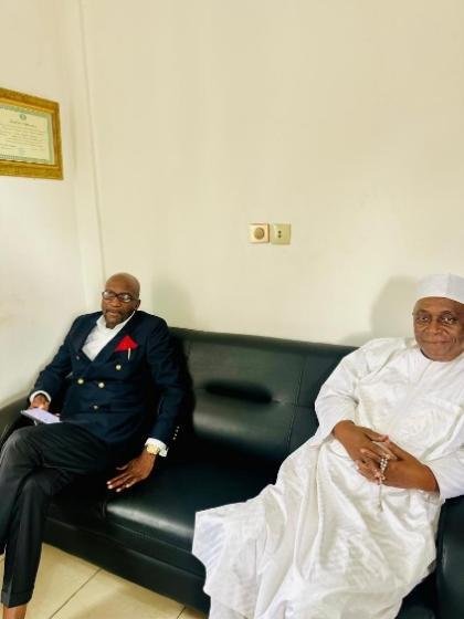 Le Dr Moussa Oumarou, Coordonnateur général du CIDIMUC, reçoit M. Harouna Bako, Directeur général de la SONARA, au siège national du CIDIMUC à Yaoundé, le 30 avril 2024.
