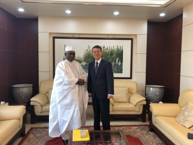 Le Dr Moussa Oumarou est reçu par S.E.M. Wang Yingwu, Ambassadeur de Chine au Cameroun, à Yaoundé, le 6 janvier 2020.
