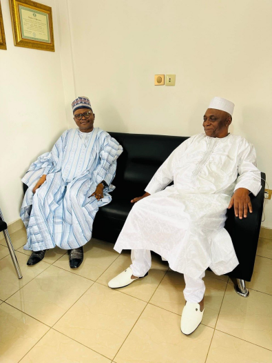 Le Dr Moussa Oumarou reçoit Mohamadou Moustapha au siège du CIDIMUC à Yaoundé, le 21 août 2023.