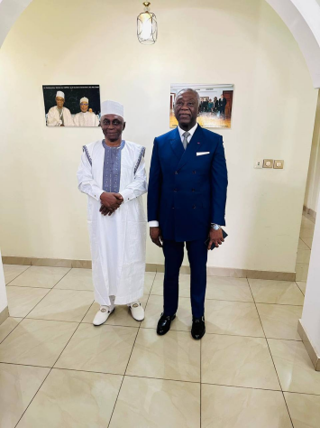 Le Dr Moussa Oumarou reçoit S.E. Samuel Mvondo Ayolo, Ministre, Directeur du Cabinet civil de la Présidence de la République, au siège du CIDIMUC à Yaoundé, le 21 septembre 2023.