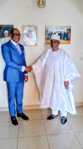 Rencontre fraternelle entre le Dr Moussa Oumarou et S.E. Nchare Oumarou, Consul général du Cameroun à Djeddah, à Yaoundé, le 17 août 2026.
