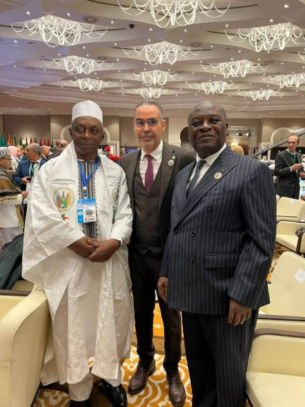 Le Dr Moussa Oumarou avec Dr Hamidou Komidor, Ambassadeur du Cameroun en Algérie, et M. Sebgag, Ministre algérien de la Jeunesse et des Sports, à Alger, le 12 décembre 2022.