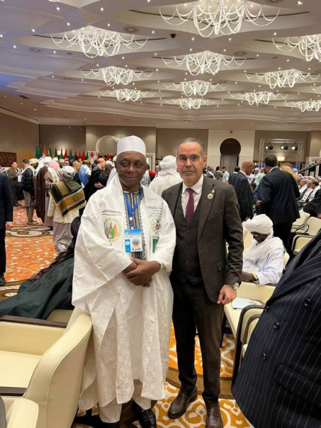 Le Dr Moussa Oumarou avec le Ministre algérien de la Jeunesse et des Sports, M. Sebgag, à Alger, le 12 décembre 2022.