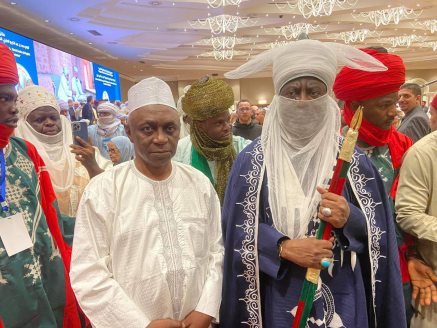 Le Dr Moussa Oumarou, Coordonnateur général du CIDIMUC, avec l’Émir de Kano, les 12 et 13 décembre 2022.