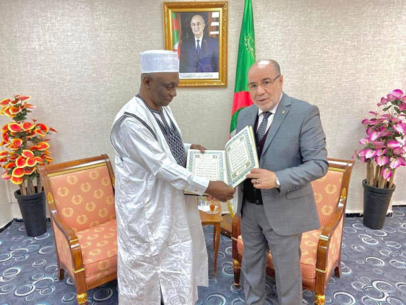 Remise d’une distinction au Dr Moussa Oumarou par le Ministre algérien des Affaires religieuses et des Wakfs, à Alger, le 14 décembre 2022.