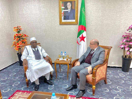 Échange entre le Dr Moussa Oumarou et le Ministre algérien des Affaires religieuses et des Wakfs, à Alger, le 14 décembre 2022.