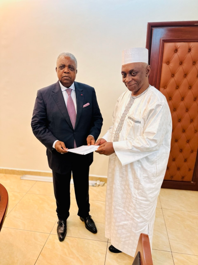 Le Dr Moussa Oumarou remet un document à S.E. René Emmanuel Sadi, Ministre de la Communication, à Yaoundé, le 6 septembre 2023.