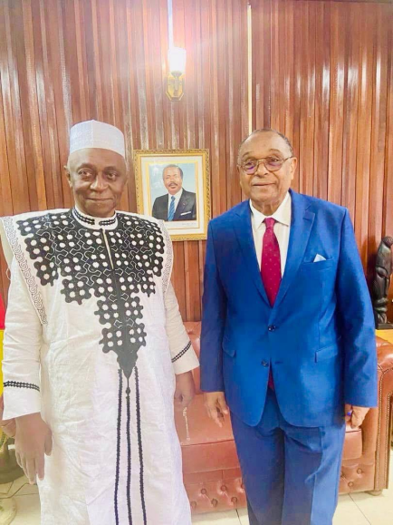 Le Dr Moussa Oumarou est reçu par M. Grégoire Owona, Ministre du Travail et de la Sécurité sociale, à Yaoundé, le 13 août 2024.