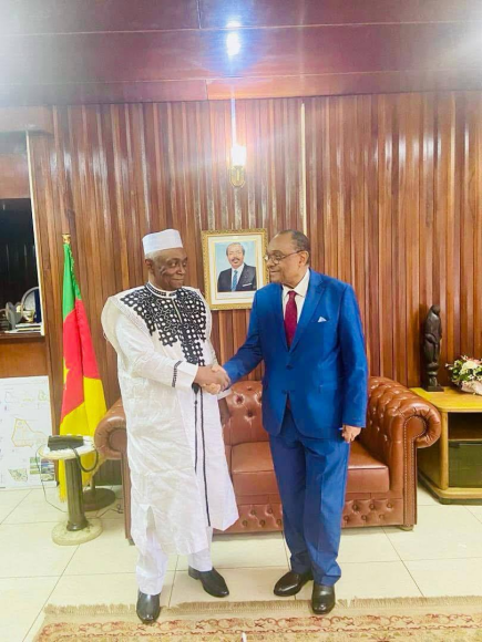 Entretien entre le Dr Moussa Oumarou et M. Grégoire Owona, Ministre du Travail et de la Sécurité sociale, à Yaoundé, le 13 août 2024.